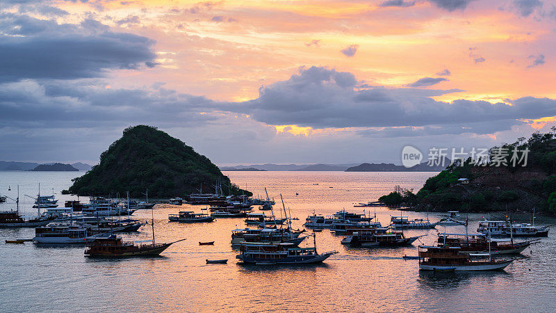 葫芦港在Dusk的Labuan Bajo port Indonesia